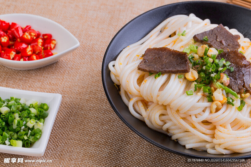 美味牛肉米粉配新鲜小菜
