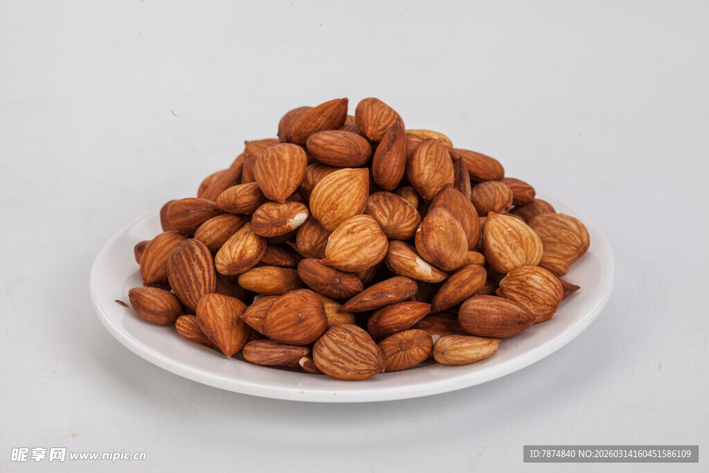一盘美味杏仁
