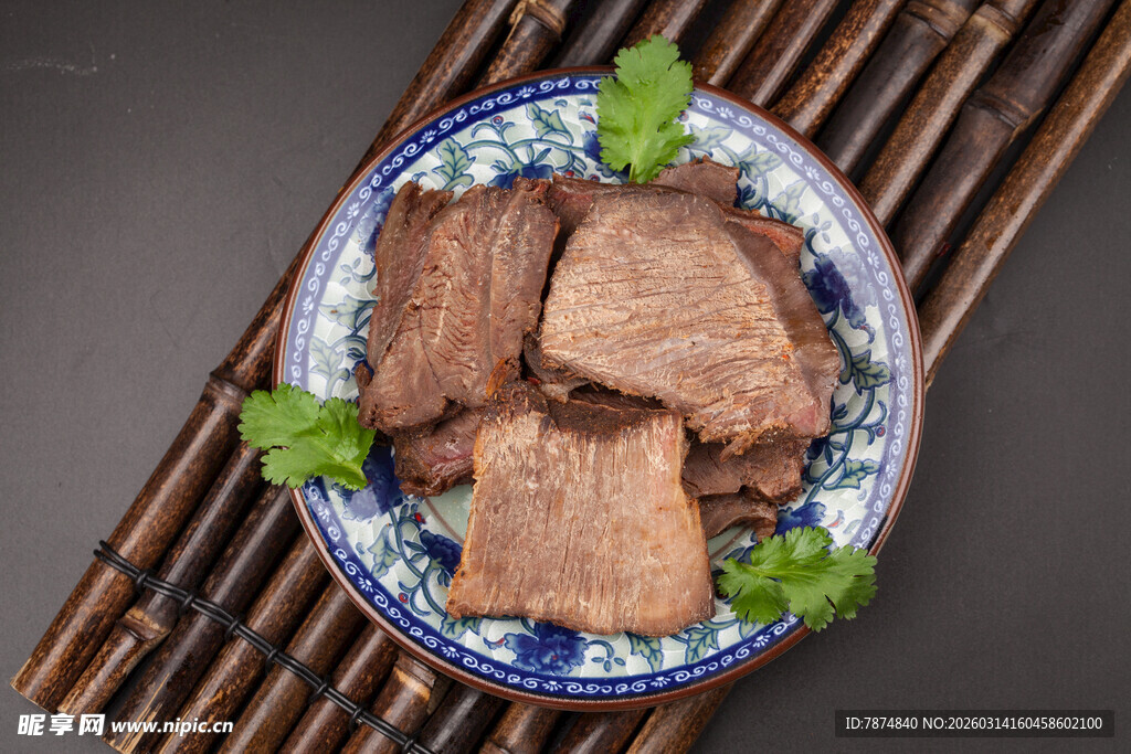 美味酱牛肉装盘摆拍