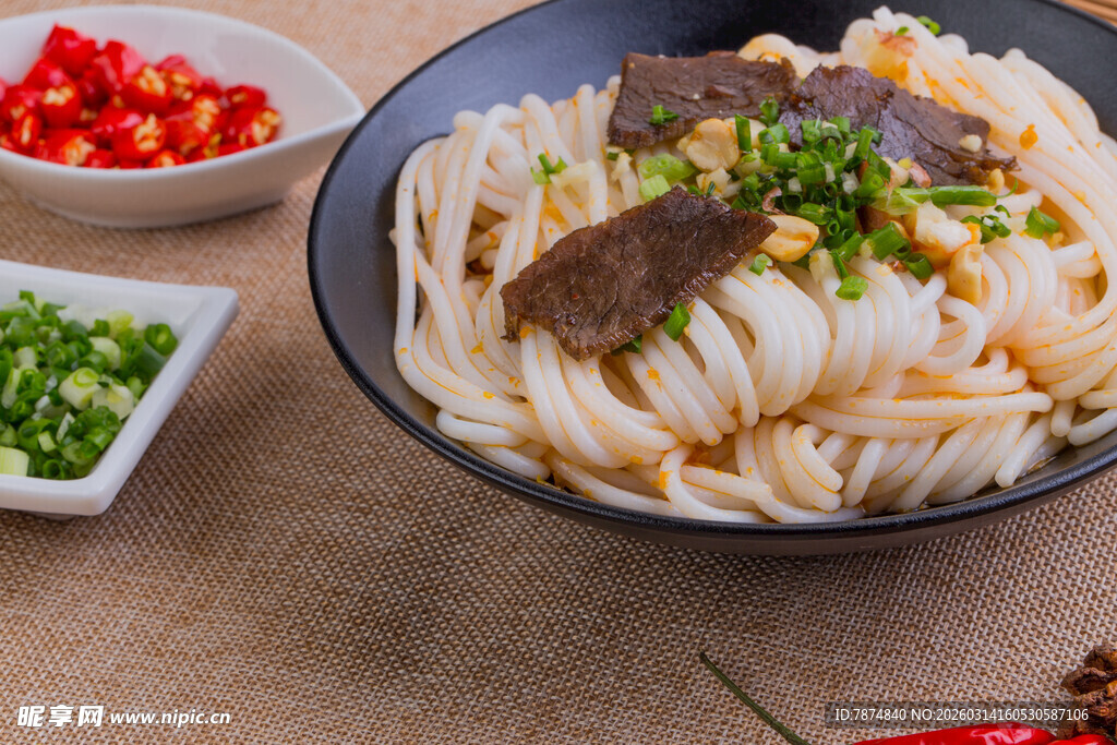 美味牛肉刀削面诱人呈现