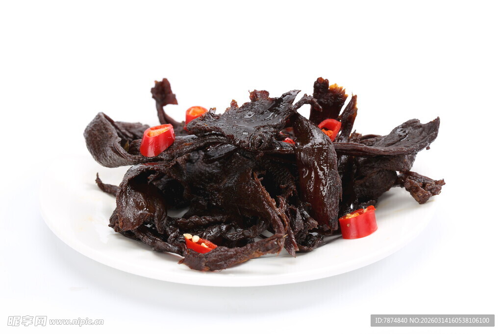 白盘上的枸杞黑木耳
