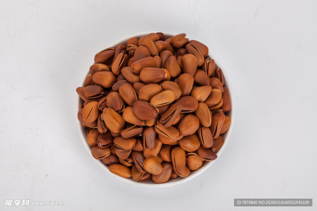 碗中饱满的棕色杏仁