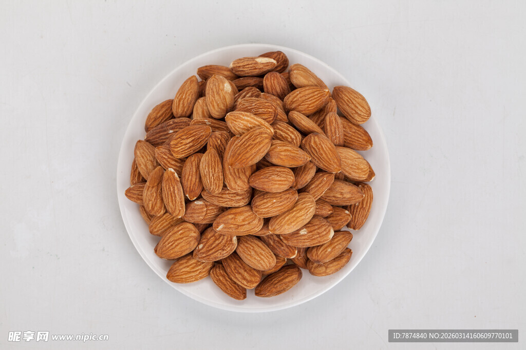 白色碗中饱满的杏仁