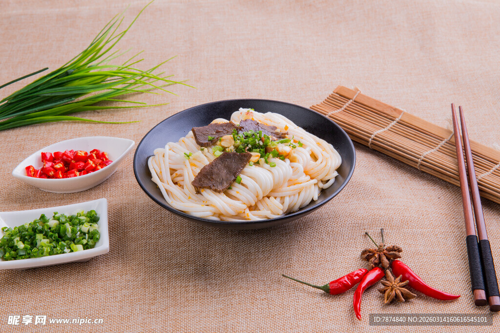 美味牛肉面 搭配多样佐料