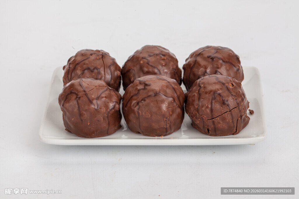 巧克力夹心球整齐摆放在盘