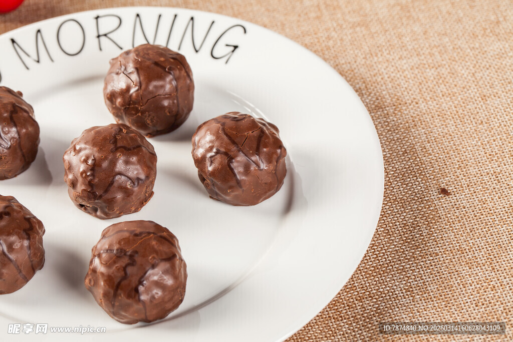 美味巧克力球摆于盘中