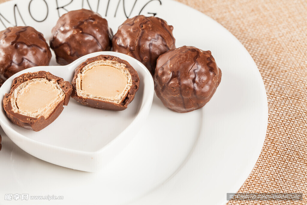 心形盘装夹心巧克力球