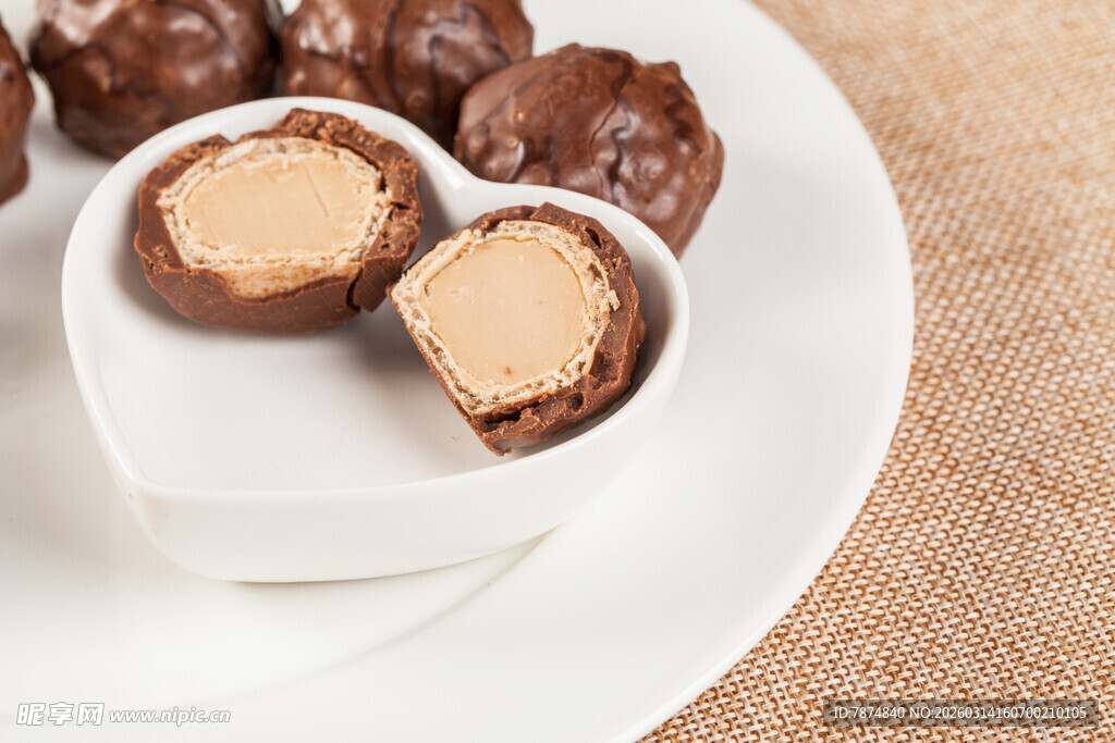 心形碟装美味夹心巧克力