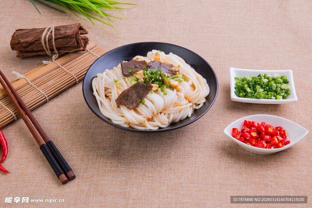 美味海鲜拌面 配料丰富