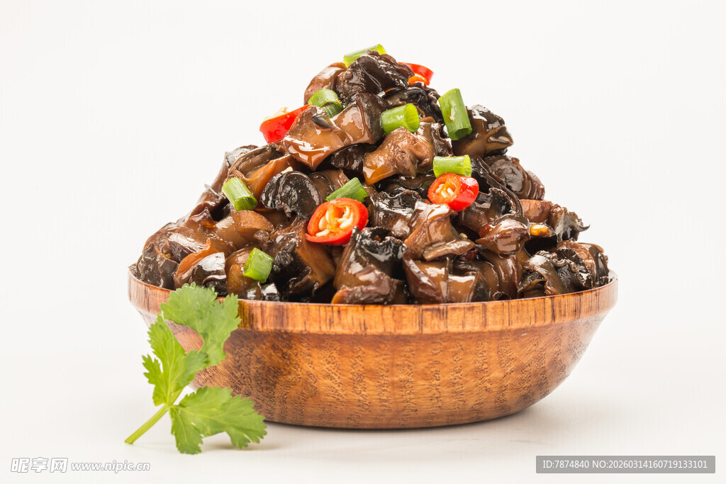 木碗中的香辣炒田螺