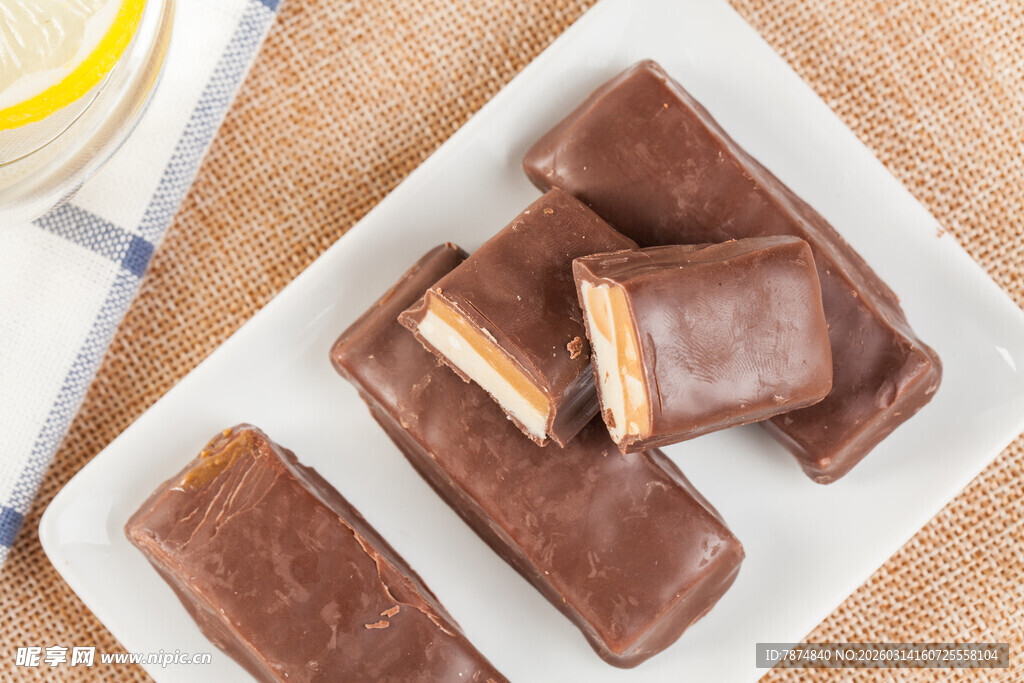 巧克力夹心糖果摆放在盘中