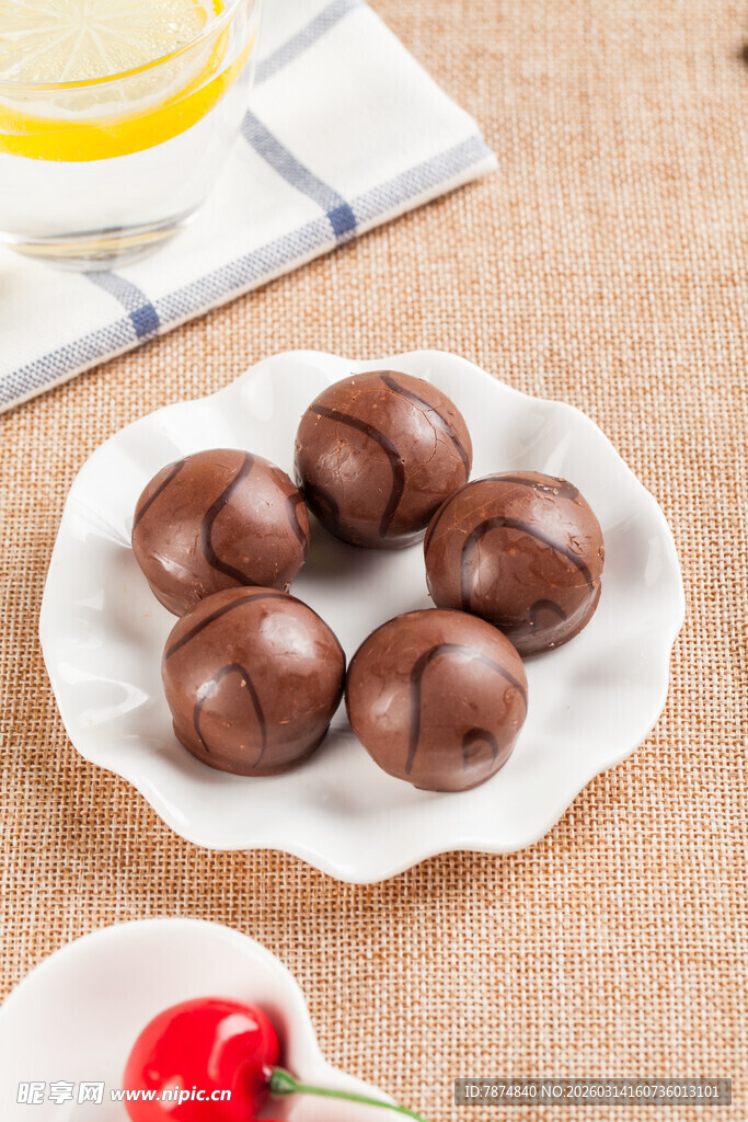 美味巧克力球摆于盘中
