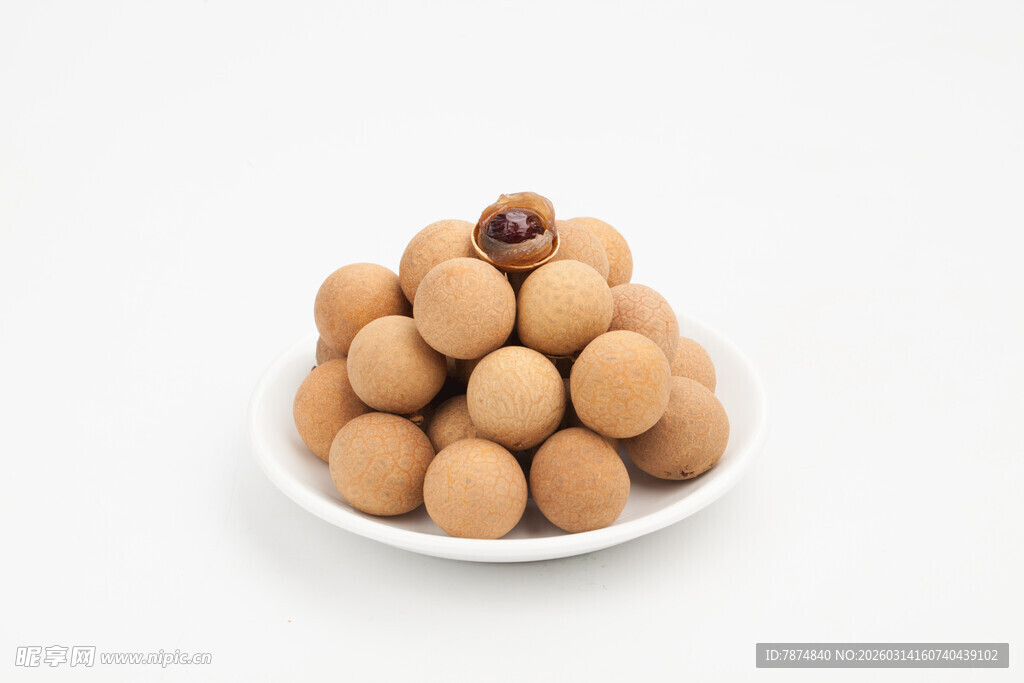 一盘美味的棕色丸子