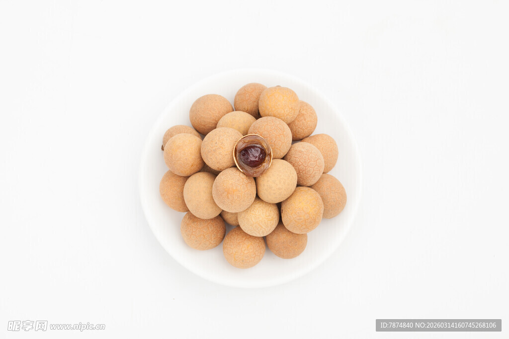 白色盘中的美味桂圆干