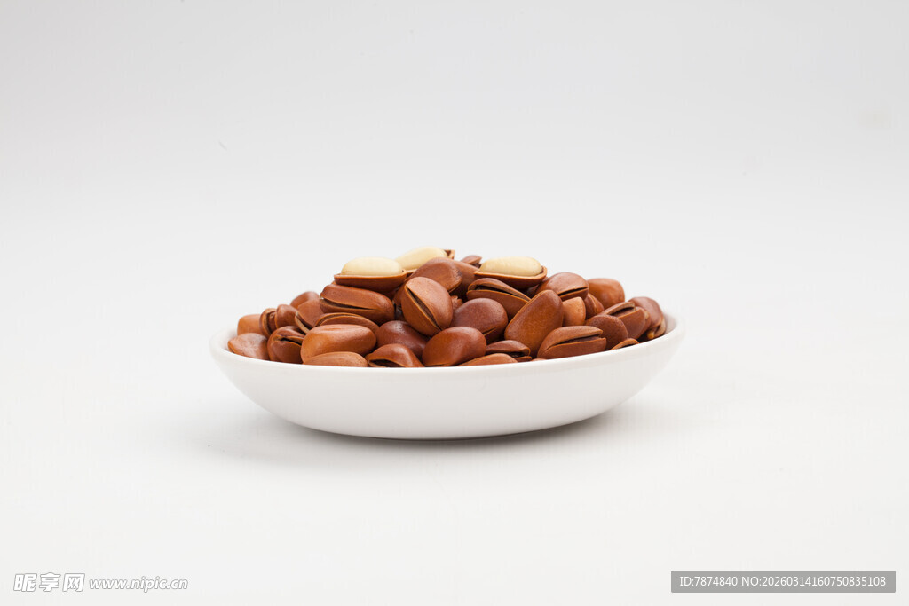 白碗中的美味坚果