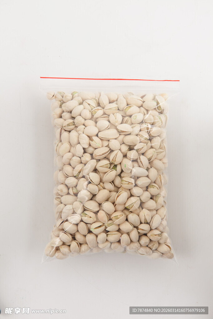 一袋饱满的白色豆子