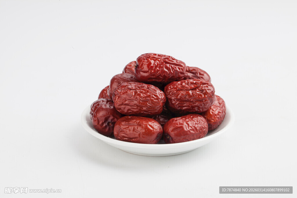 碗中堆叠的饱满红枣