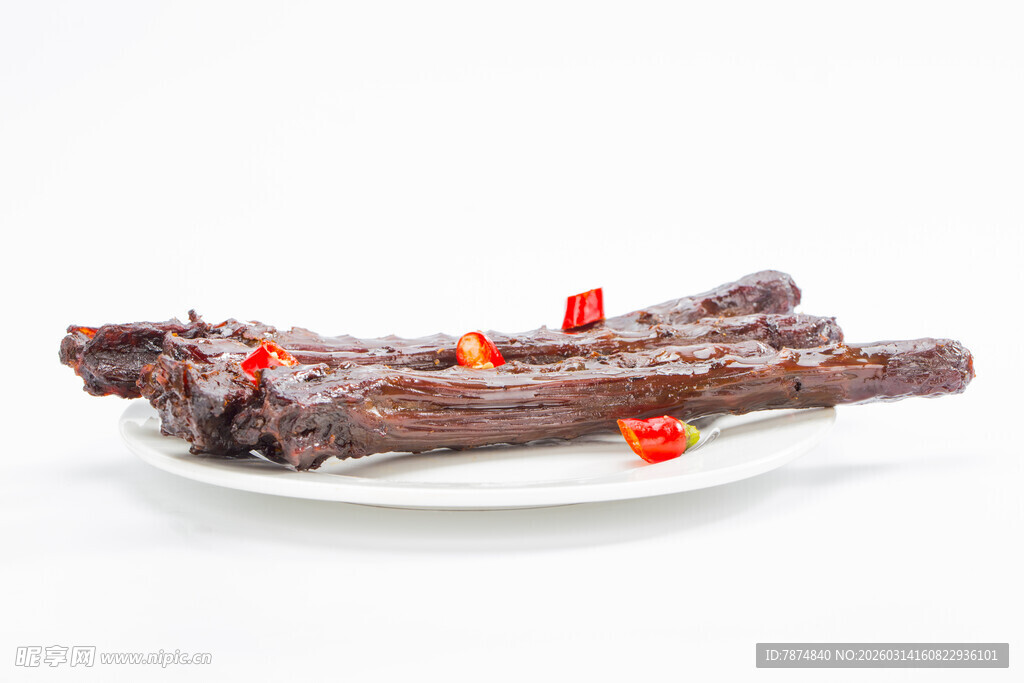 美味卤鸭脖摆于白盘