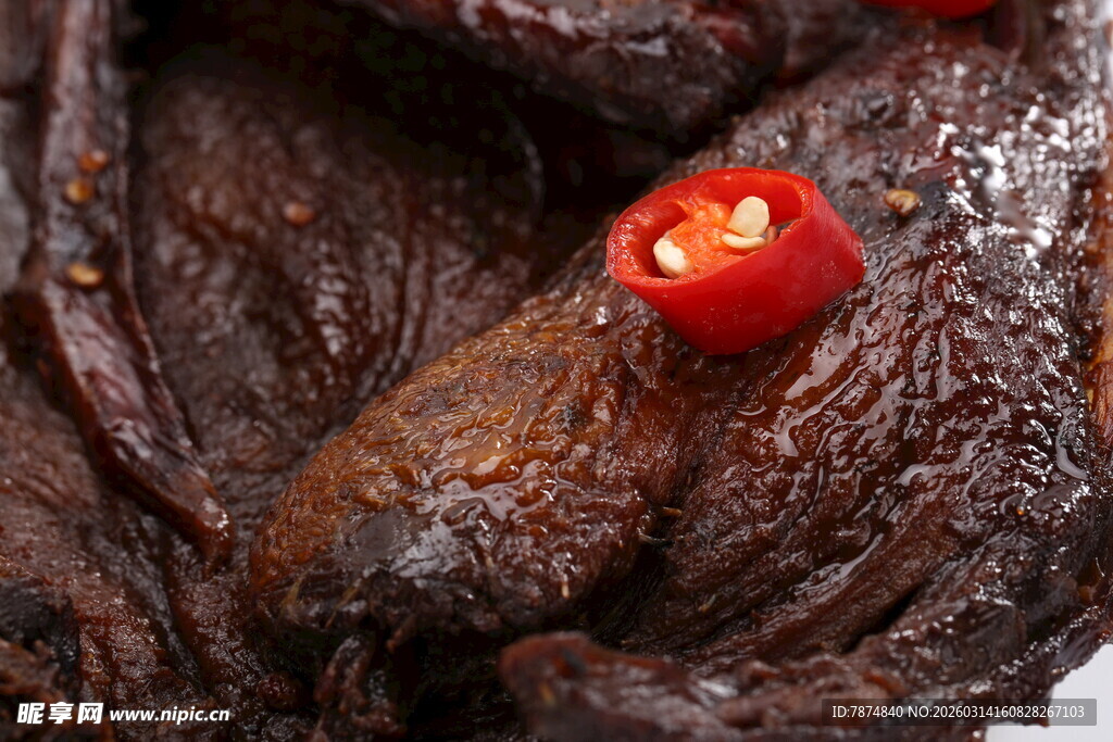 红果点缀深褐植物果实