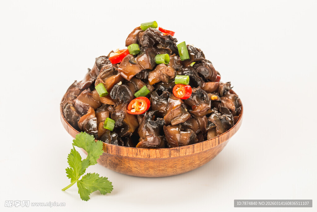 木碗装美味爆炒田螺