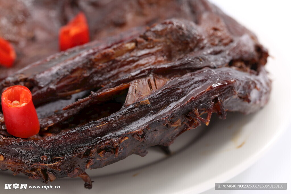 卤制鸭头配红椒点缀