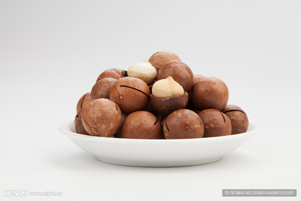 碗中堆叠的美味夏威夷果