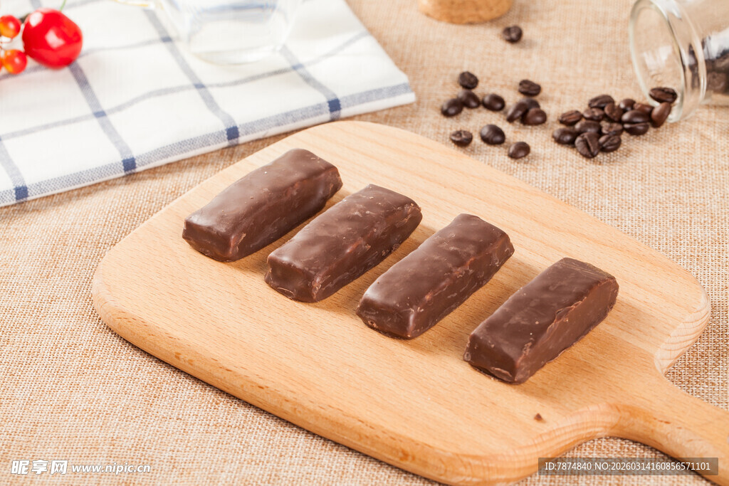 木制砧板上的美味巧克力
