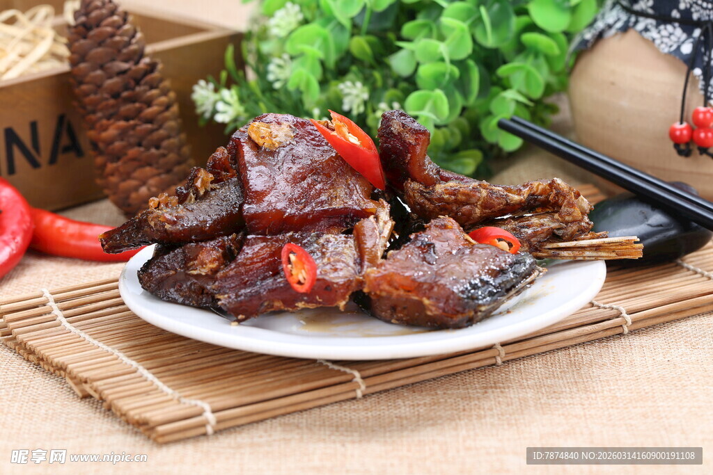 美味腊味摆于竹席之上