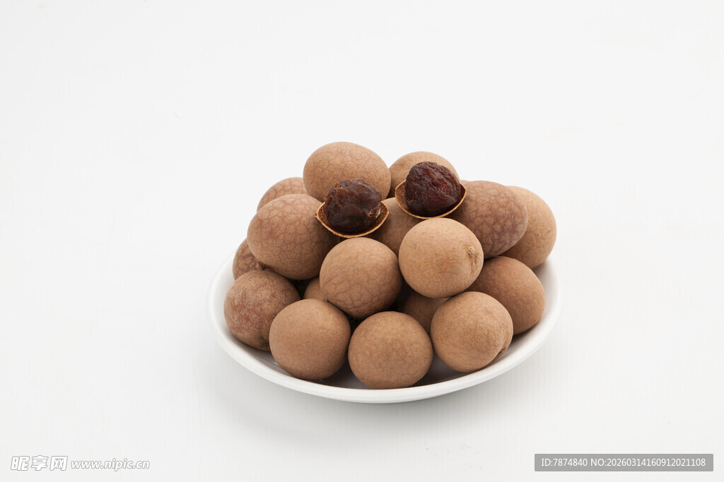 碗中堆叠的棕色圆球