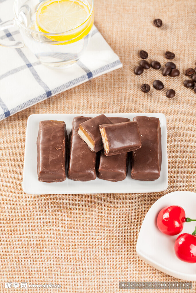 美味巧克力搭配鲜果