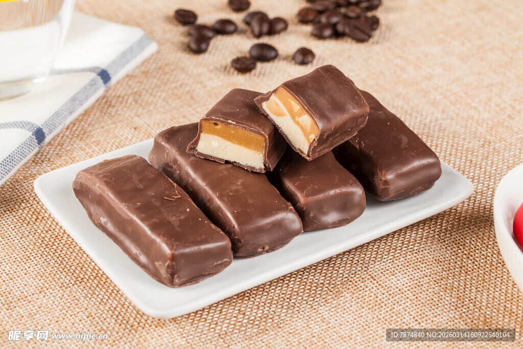 美味巧克力块摆放在盘中