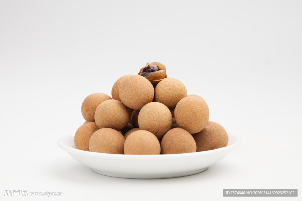 一盘圆润的褐色果子