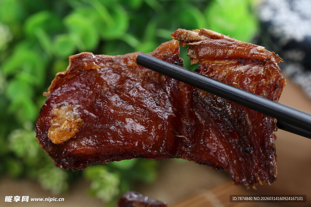 筷子夹着美味卤牛肉