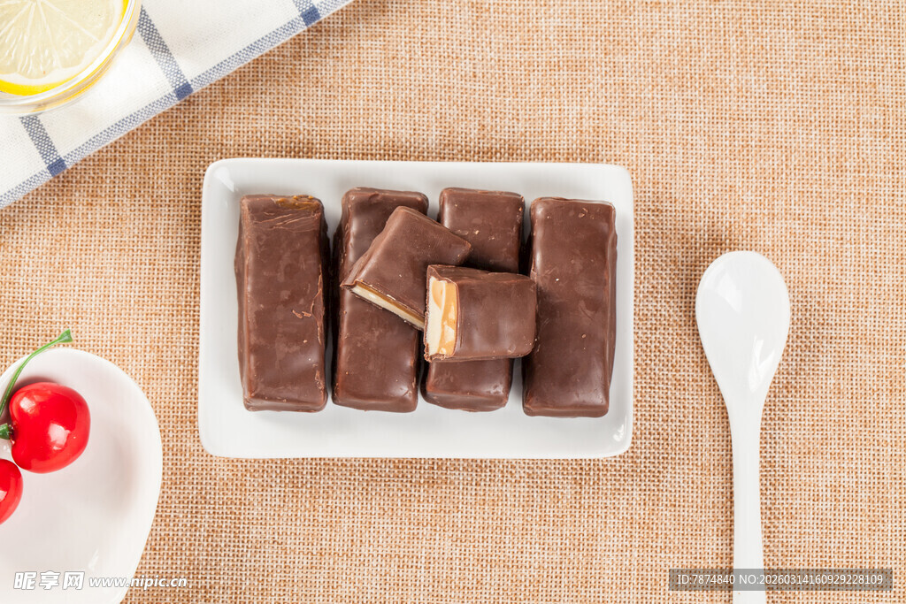 美味巧克力块与鲜果搭配