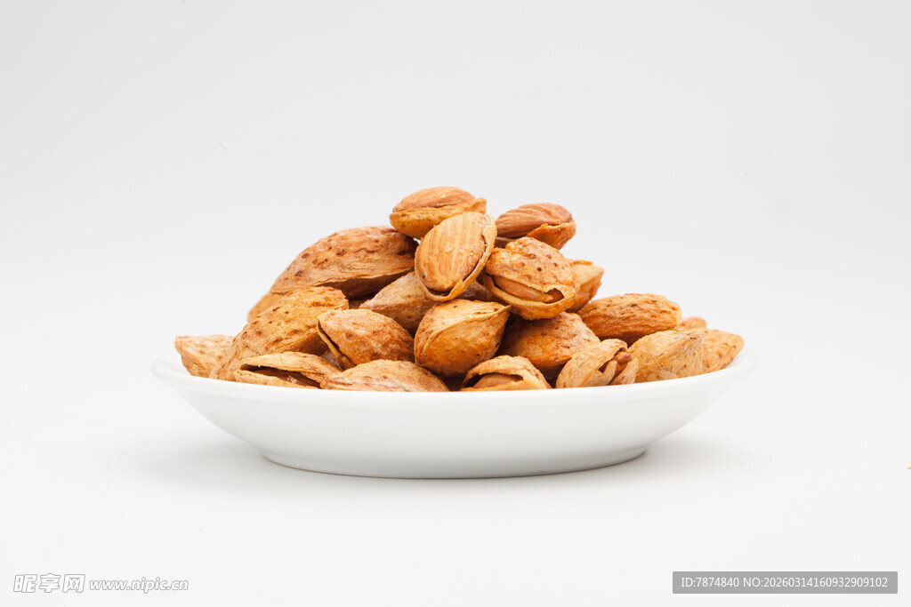 白碗中堆叠的美味腰果