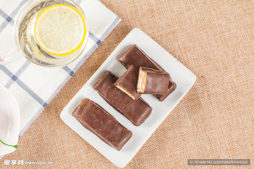 美味巧克力与柠檬饮品