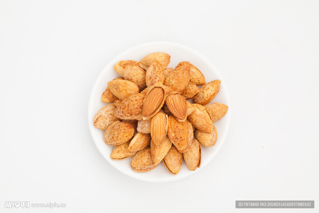 一盘美味酥脆的杏仁