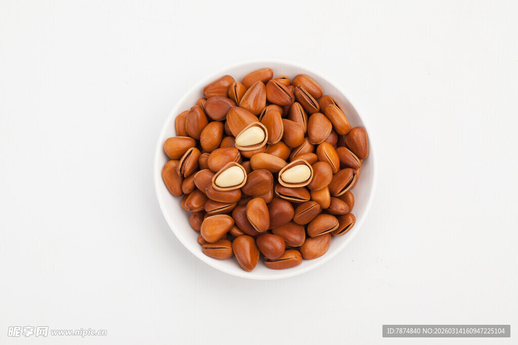 白色碗中盛放的多样坚果