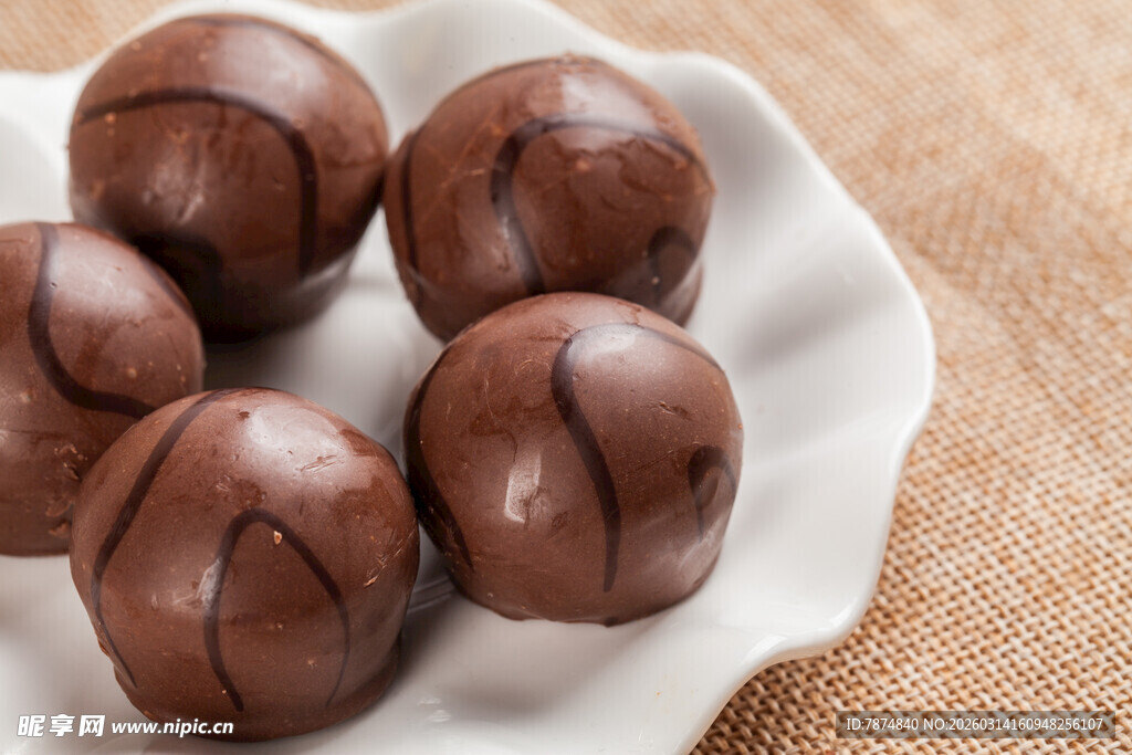 美味巧克力球摆于白盘