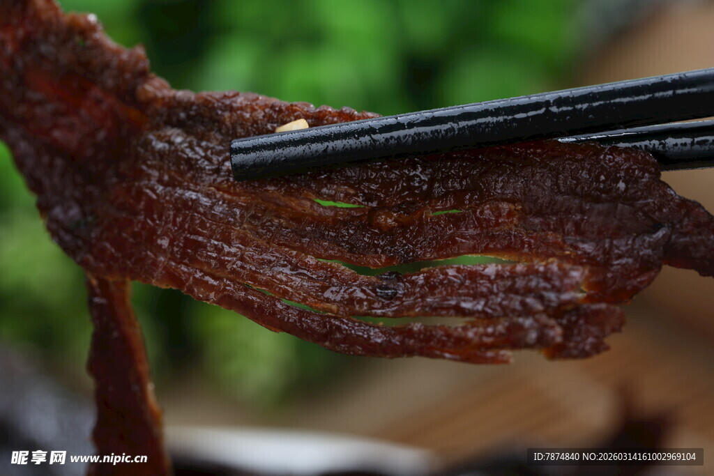 筷子夹着美味酱牛肉