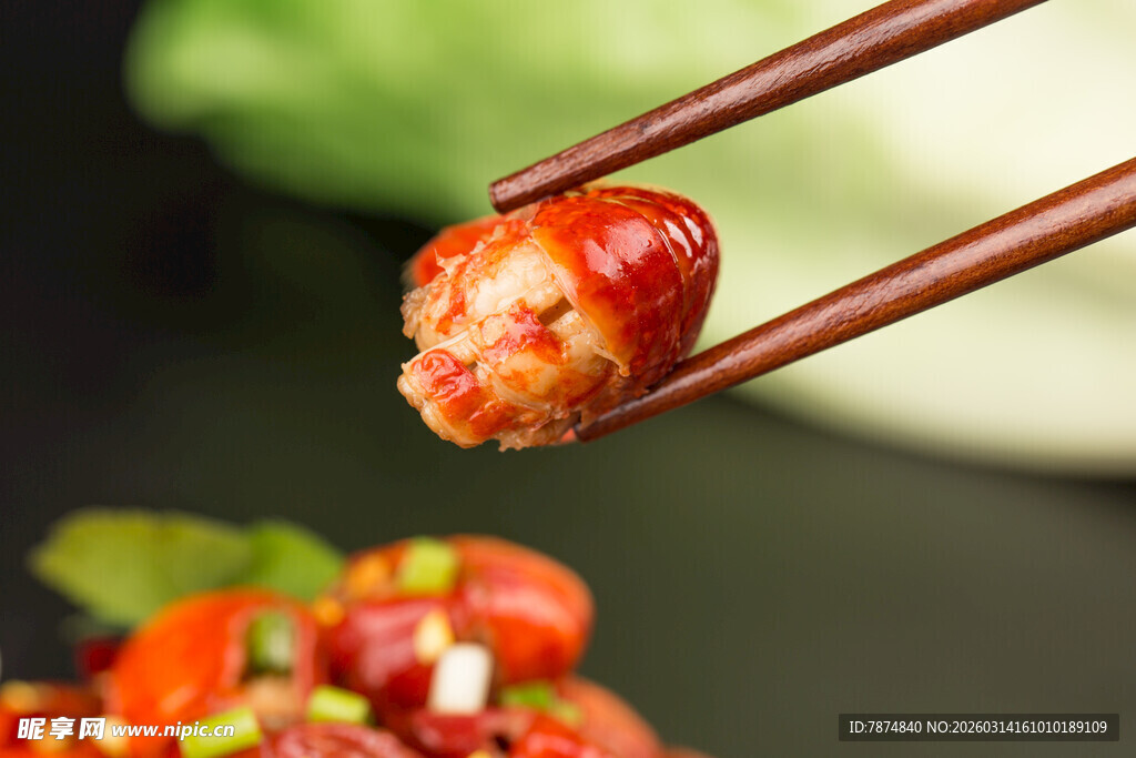 筷子夹起美味小龙虾
