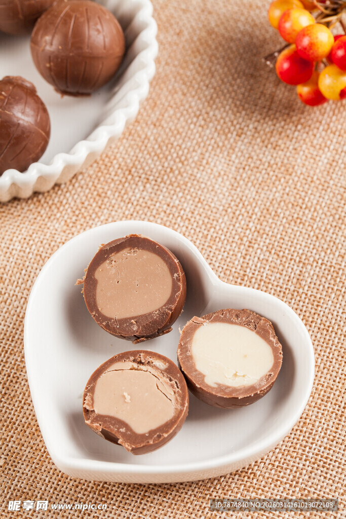 心形盘中的美味夹心巧克力