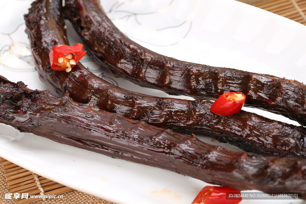 美味风干香肠配红辣椒