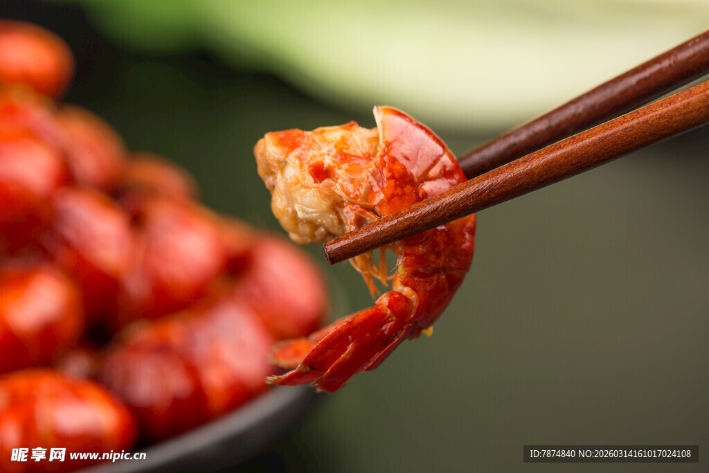 筷子夹起美味小龙虾
