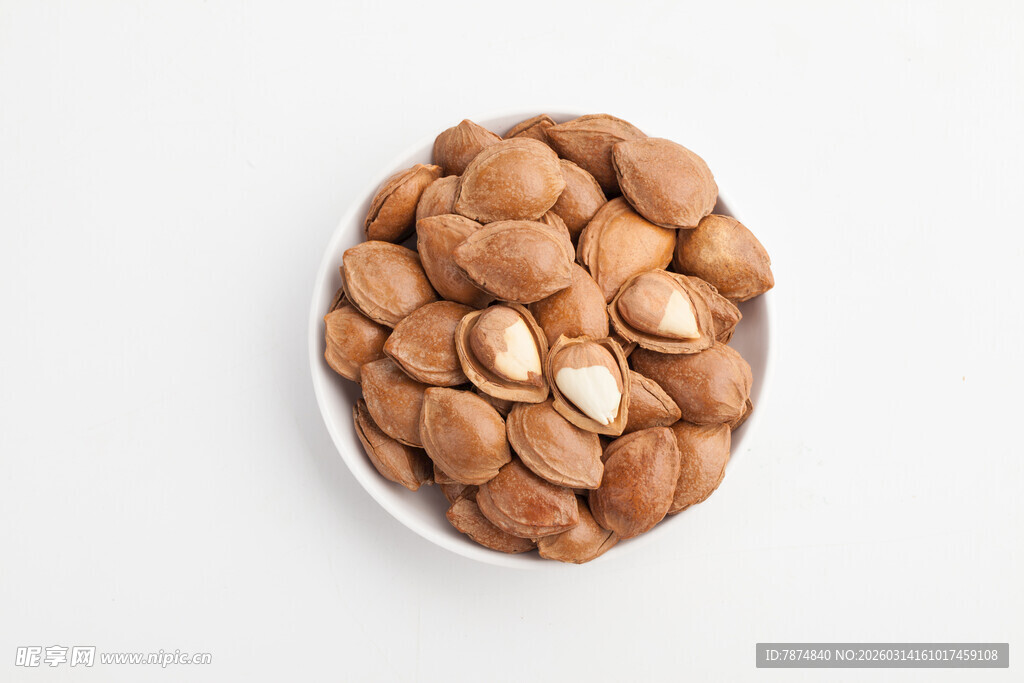 碗中饱满杏仁特写