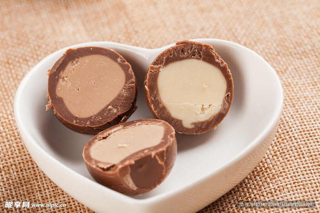 心形碗中的美味夹心巧克力