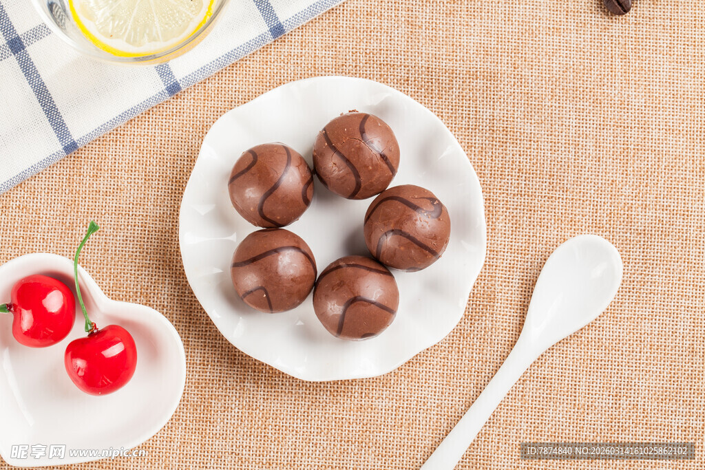 美味巧克力球与樱桃搭配