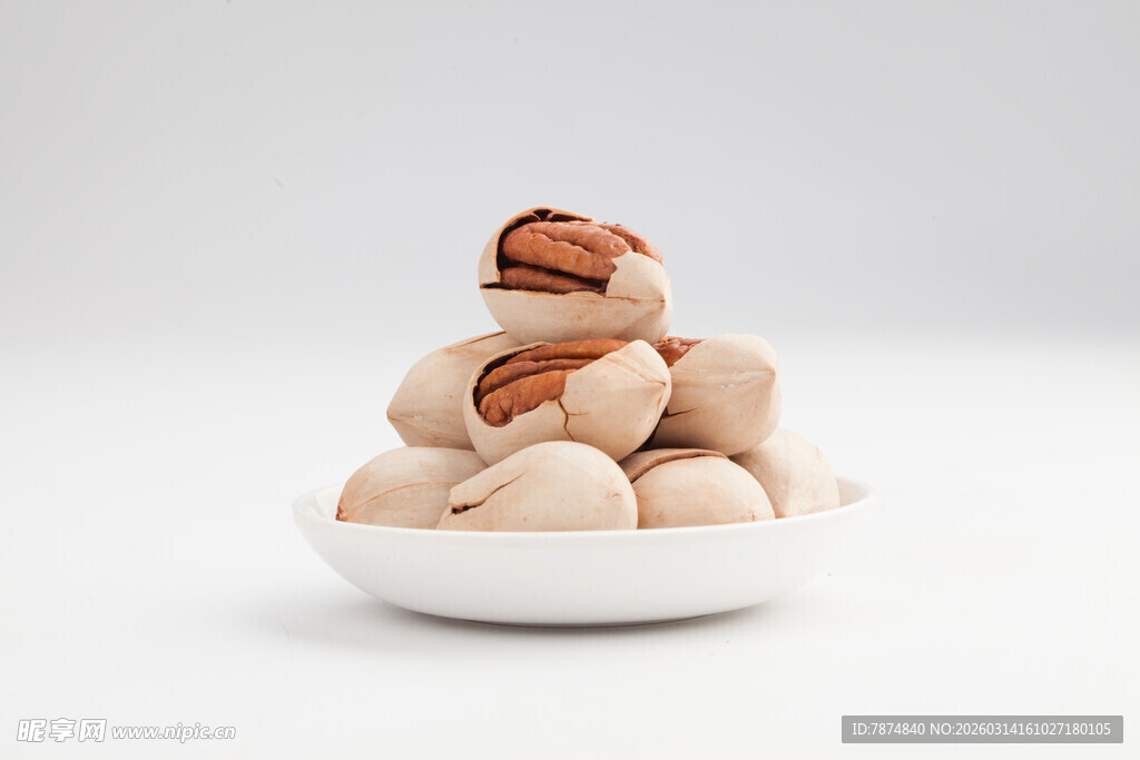 堆叠的美味坚果摆于白盘