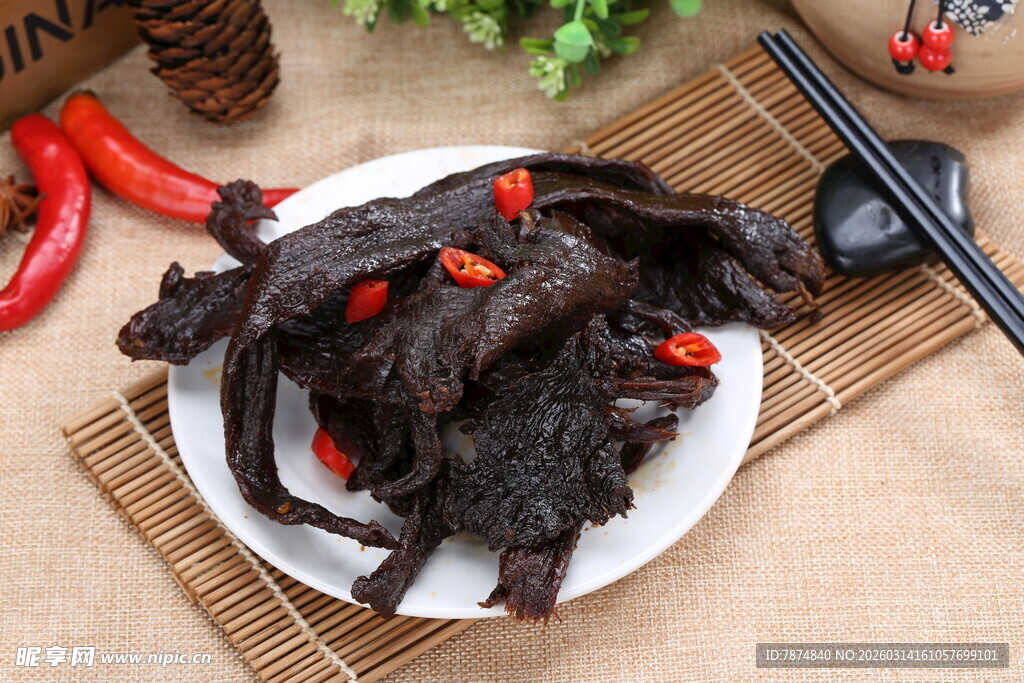 美味卤鸭货摆于碟中