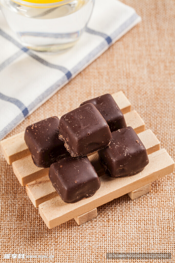 美味巧克力块置于木托盘上